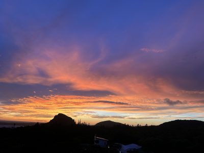 青山依舊在 幾度夕陽紅